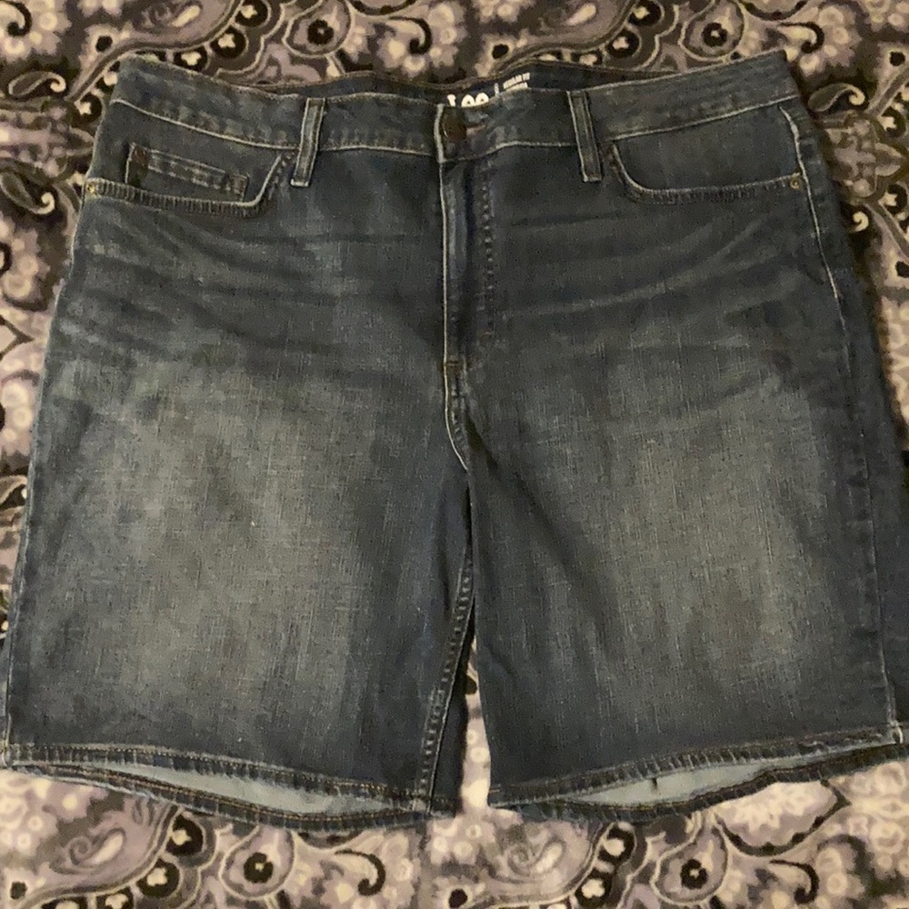 Lee brand size 20 mid thigh shorts can be rolled up to be more of a short shorts